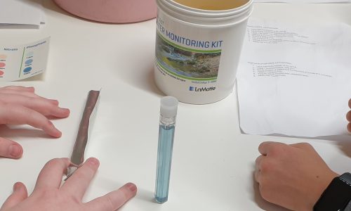koululaiset tekevät vesitutkimusta