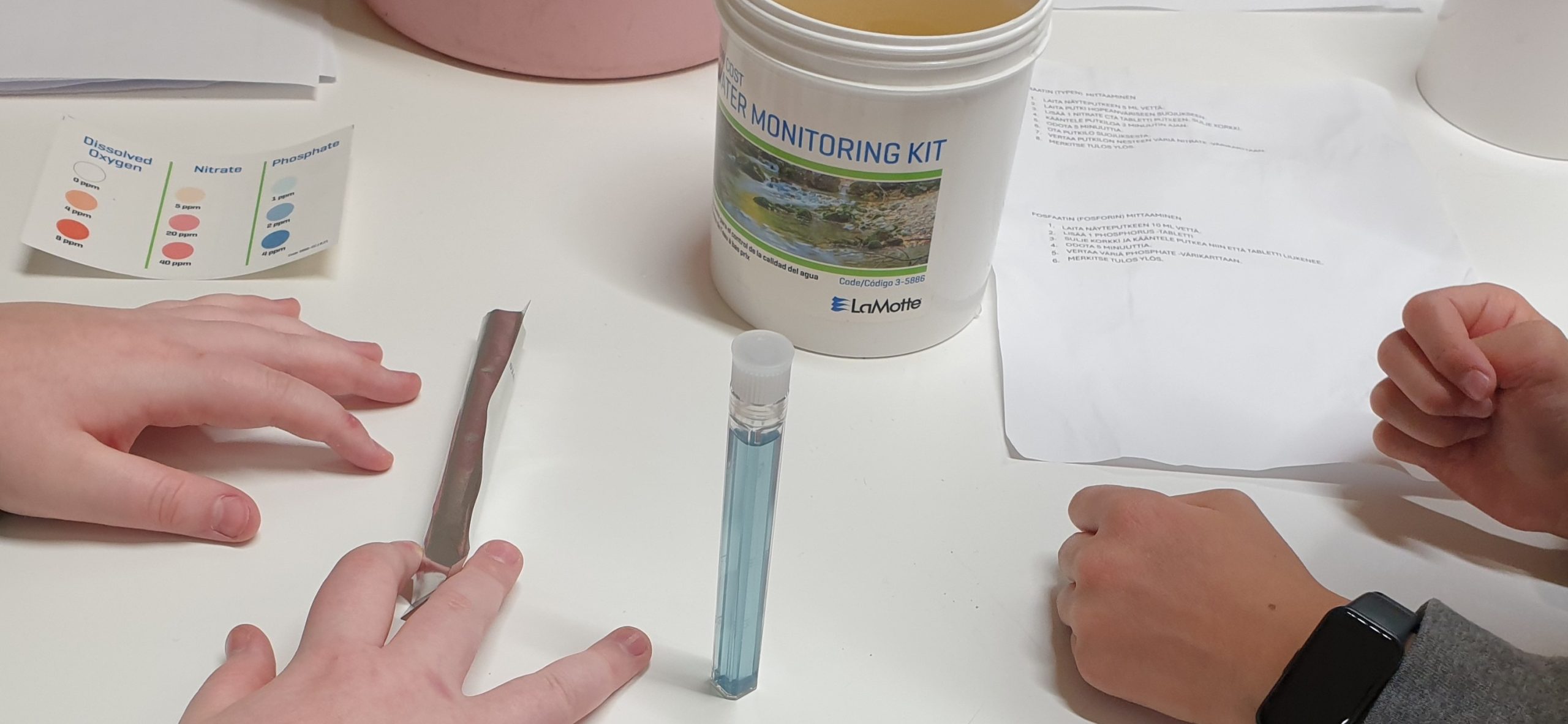 koululaiset tekevät vesitutkimusta