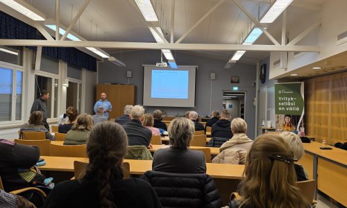 Kuva on Pornaisten kunnantalon valtuustosalista 14.1.2026 Mustijoki-seminaarista.