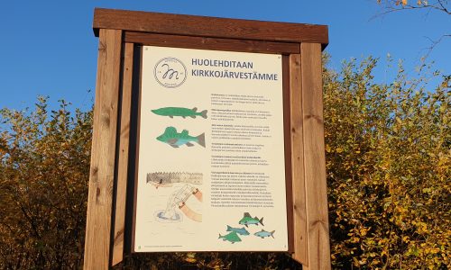 Kuvassa on Myrskylän Kirkkojärven rannalla oleva kyltti "Huolehditaan Kirkkojärvestämme"